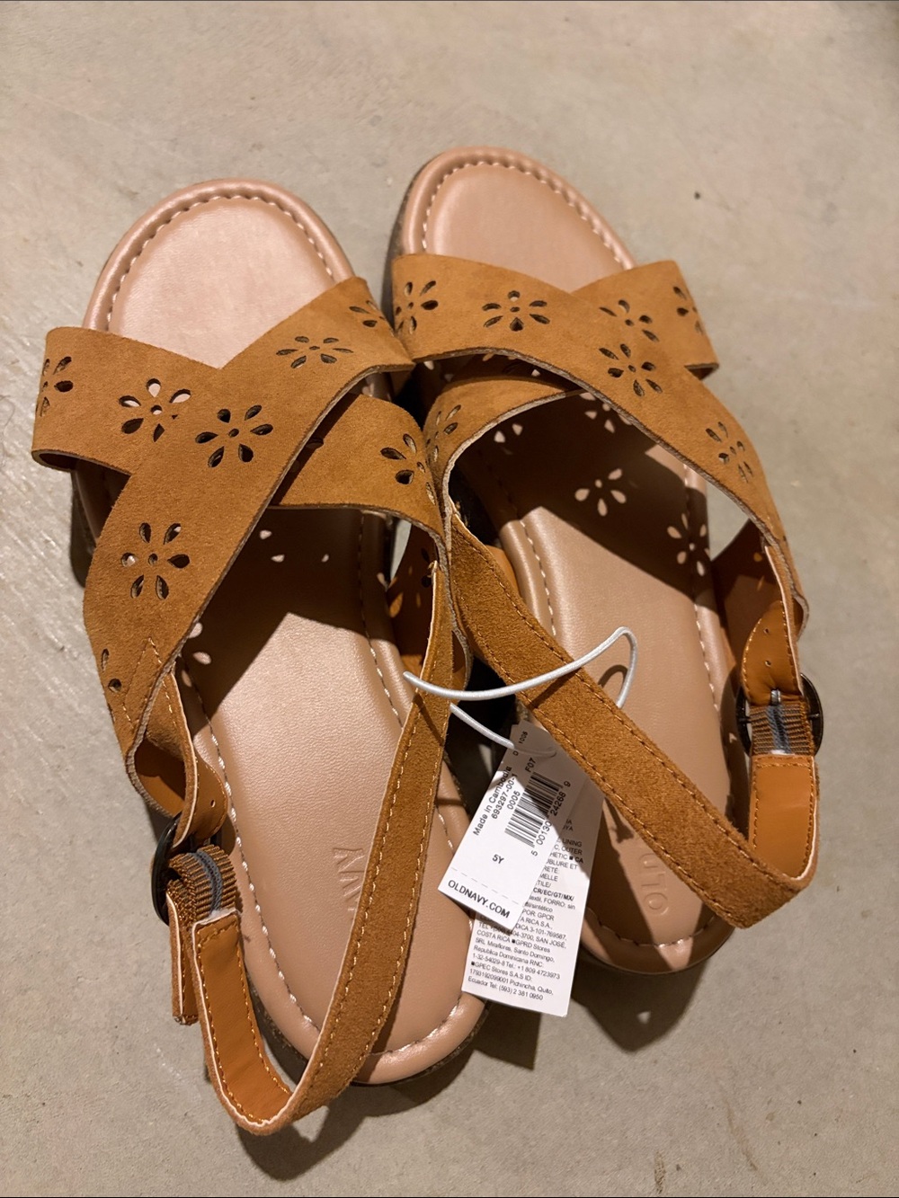 Girl sandals in size 5( brand new)